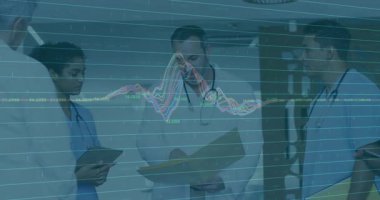 Doktorlar tableti kaydırıyor ve işaret tablosunu yerleştirirken dalga formu da hasta veri incelemesini yoğunlaştırıyor. Tıbbi, işbirliği, dijital, sağlık, analiz, teknoloji, teşhis