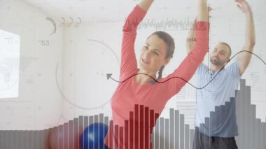 Kadın yan kıvrımları başlatıyor ve erkek spor salonunda nefes alış verişini takip eden animasyon fitness verisi ile aynalıyor. Fitness, collaboration, wellness, training, health, dynamic, teamwork