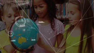 Kızlar kütüphanede küreye dokunuyor, coğrafya için işaretleme bölgelerini dijital olarak kaplayan dönen bir küre. Çocuklar, eğitim, keşif, takım çalışması, öğrenme, etkileşimli, akademik