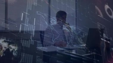 İşadamı dizüstü bilgisayarda oturmuş harita ve çizelgeleri gösteriyor, hologramlar azaldıkça verileri analiz ediyor. Teknoloji, veri, analitik, fütürizm, yenilik, çalışma alanı, dijital
