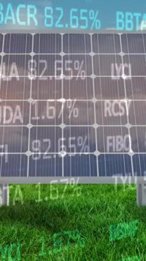 Bulutlu gökyüzüne karşı yeşil alan üzerindeki güneş panelleri üzerinde çok renkli ticaret panolarının animasyonu. Dijital bileşik, çoklu pozlama, iş dünyası, borsa, yenilenebilir enerji, güneş enerjisi ve koruma.
