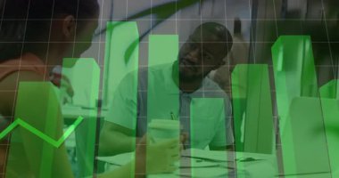 İş arkadaşları iş sonuçlarını tartışırken bir kadının kahve fincanı yerleştirmesi ve kıvılcımlar saçması. İşbirliği, profesyonellik, analiz, sunum, takım çalışması, modern, üretkenlik