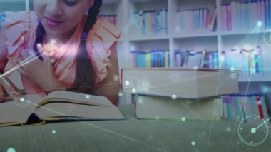 Kız öğrenci, kitap izleme çizgilerinin üzerine parmağını koyuyor. Eğitimdeki metnin üzerine şeffaf örtüşmeler serpiştiriyor. Öğrenme, okuma yazma, çocukluk, eğitim, odaklanma, merak, kütüphane