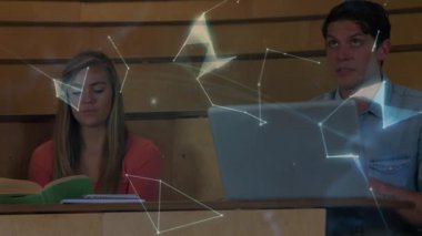 Konferans salonunda okuyan öğrenciler, sürüklenen ağlarla sıraların üzerinde dönen dünyayı oluşturuyorlar. İşbirliği, yenilik, dijital, eğitim, teknoloji, gelecek, akademik