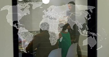 Sunucu, dünya haritası altında ofis incelemesinde broşür toplama ekibi oluşturdu. İşbirliği, tartışma, takım çalışması, strateji, planlama, yenilik, bağlantı