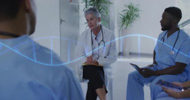 Kıdemli doktor sağlık toplantısında genetik konuşmalarını başlatıyor, ekranda süzülen DNA sarmalı canlandırması. Tıbbi ekip, işbirliği, yenilik, sağlık, bilimsel, profesyonel, teknoloji