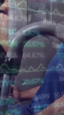 Beyazların spor salonunda egzersiz yapması üzerine finansal veri işleme animasyonu. Küresel spor, iş, bağlantılar, hesaplama ve veri işleme kavramı dijital olarak oluşturulmuş video.