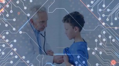 Doktor, kontrol için çocuğun göğsüne steteskop yerleştiriyor, dinliyor ve onaylıyor. Tıbbi, sağlık, muayene, pediatrik, profesyonel, tanı, sağlık