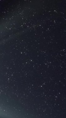 Gece gökyüzünde yıldızlarla parlayan ışıkların animasyonu. renk, hareket ve enerji arkaplan kavramı, dijital olarak oluşturulmuş video.