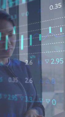 Asyalı iş kadını düşüncesi üzerine finansal veri işleme animasyonu. küresel iş, finans ve dijital arayüz kavramı dijital olarak oluşturulmuş video.