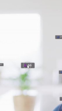 Sosyal medya simgelerinin evde gülümseyen kadın portresine karşı canlandırması. Sosyal medya ağı ve iş teknolojisi kavramı