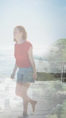 Doğada yürüyen beyaz bir kadının üzerindeki ışıkların videosu. Ulusal Yürüyüş Günü, dijital olarak üretilen sağlıklı yaşam tarzı.