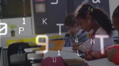 Yüzen eğitimsel alfanumerik karakterler yavaş yavaş defterleri kaplarken üç çocuk yazı yazıyor. Sınıf, öğrenciler, öğrenim, eğitim, okur yazarlık, çocukluk, akademik