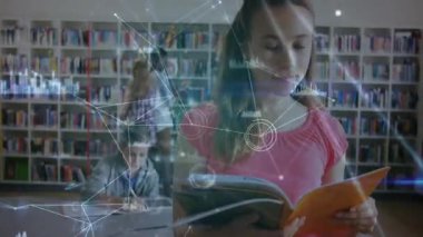 Bayan öğrenci kütüphanede karton kapak seçiyor, kitap açıyor, eğitim için veri örtüsü oluşturuyor. Dijital, öğrenme, eğitim, işbirlikçi, modern, akademik, kavramsal