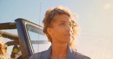 Seyahat sırasında görüntüyü tarayan yolcular kamerayı dışa doğru kaydırarak arkadaşının yanına tırmanırlar. Macera, özgürlük, açık hava, güneş ışığı, keşif, manzara, yaşam tarzı