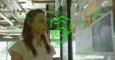 Ağ kilidi simgesini gösterirken notları tarayan ve güvenlik planı yazan bir kadın. İşbirliği, beyin fırtınası, yenilik, modernleşme, teknoloji, iletişim, şematik