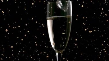 Sıvı damlacığı alan 3 boyutlu flüt camı, dalgalanmalar, dönen girdaplar, görselleştirilen akış. Lüks, kutlama, dinamik, soyut, zarafet, hareket, dekor