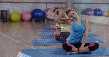 Lider eğitmen sağ elini kaldırıyor ve ısınma sırasında boynu üst üste bindiriyor. Fitness, egzersiz, sağlık, grup eğitimi, dinamik, canlı, denge