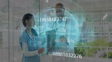 Hemşire çizelgesi ve doktor kaydırma tableti analiz için holografik tıbbi küreye başlıyor. Tıbbi, teknoloji, yenilik, fütüristik, işbirliği, sağlık, analitik