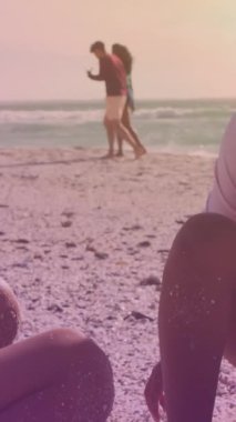 İspanyol kardeşlerin sahilde birbirlerine beşlik çakmalarına karşı bir ışık lekesi. Ulusal Kardeşler Günü farkındalık kavramı