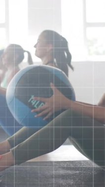 Çeşitli kadınların spor salonundaki tıp toplarıyla çapraz eğitimleri üzerine grafik işleme verilerinin animasyonu. Fitness, egzersiz, güç, veri, dijital arayüz ve dijital olarak üretilen video.