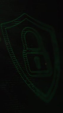 Siyah arka planda dijital asma kilit olan kalkanın animasyonu. küresel internet güvenliği, veri işleme, bağlantılar ve dijital arayüz konsepti dijital olarak oluşturulmuş video.