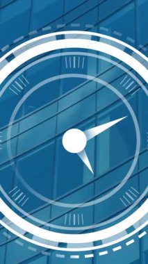 Yüksek binanın görüntüsüne karşı saatli simgenin animasyonu. Bilgisayar arayüzü ve iş teknolojisi kavramı