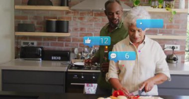 Erkek gibi biber doğrayan kıdemli kadın şarap dolduruyor ve yüzen sosyal ikonlar yaratıyor. Aşçılık, aşçılık, kutlama, yaşam tarzı, modern, sosyal medya, şenlik