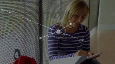 Yetişkin bir kadın not defteri ve yazıları açıyor, eğitim teknolojisi için ağ haritası çıkarıyor. Yenilik, bağlantı, dijital, ağ, öğrenme, yaratıcılık, teknoloji