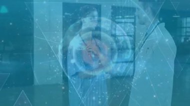 Hemşire steteskopu ayarlıyor, ağ küresi hastanede doktorla tokalaşırken görülüyor. Tıbbi, sağlık, işbirliği, takım çalışması, yenilik, profesyonellik, teknoloji