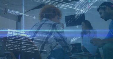 Analist kahve yudumlarken ve dizüstü bilgisayarda el kol hareketi yaparken ekip de toplantı için stok verilerini gözden geçiriyor. İşbirliği, takım çalışması, veri analizi, iş toplantısı, dijital arayüz, ofis ortamı, profesyonel