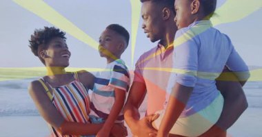 Çocukları kıyıda tutan ebeveynler, güneş çarpması nabız atışları dönüş ve seyahat reklamları için gülümsemeye neden oluyor. Aile, birliktelik, neşe, açık hava, rahatlama, manzara, ahenk