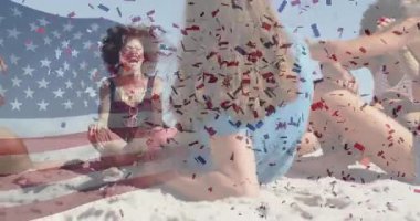 Arkadaşların plajda bayrak konfetisine tepki göstermesi, pazarlama için akıllı telefon sürprizi paylaşmaları. Kutlama, neşe, eğlence, açık hava, şenlik, birliktelik, coşku