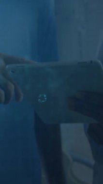 Akıllı telefon kullanan bir adamın insan kafasındaki ikon görüntüsü. küresel iş, başarı, bağlantılar ve dijital olarak oluşturulmuş video işleme konsepti.