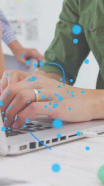 Kalkandaki asma kilit animasyonu ve dizüstü bilgisayar kullanan kulaklıklı Asyalı adamın üzerindeki noktalar. Dijital bileşik, çoklu pozlama, koruma, güvenlik, soyut ve teknoloji kavramı.