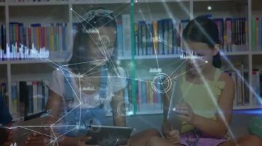 Kütüphane halısında tabletleri tıkırdatan dört çocuk, canlı ağ destekleyici grup eğitimini üstüste koyuyor. İşbirliği, eğitim, gençlik, teknoloji, yenilik, çeşitlilik, takım çalışması