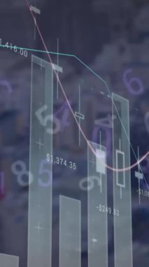 Değişen numaraların animasyonu ve arka plandaki modern şehrin birden fazla grafiği. Dijital bileşik, çoklu pozlama, büyüme, rapor, binalar, soyut, iş ve mimari kavramı.