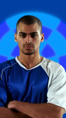 Amerikan futbolcusunun kolları çaprazlanmış bir şekilde canlandırması. global spor ve dijital arayüz konsepti dijital olarak oluşturulmuş video.