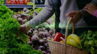 Kadın ve erkek yiyecek perakendecisinde sepetin içine maydanoz koymaya çalışıyor. Taze ürün, sağlıklı yaşam tarzı, organik bakkaliye, çift alışverişi, tarım tazeliği, çevre dostu, doğal malzemeler.