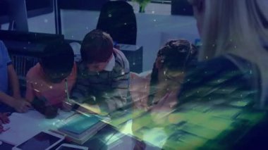 Öğretmen sınıfta akıllı telefon yetiştiriyor ve öğrencilerin ders içeriği için yazmayı durduruyor. Eğitim, öğrenim, sınıf, teknoloji, öğrenci bağlılığı, eğitim, öğretim