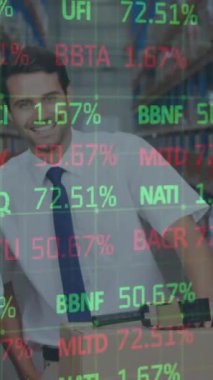 Depoda çalışan kadın ve erkeklerin finansal veri işleme animasyonları. küresel gönderim ve bağlantılar konsepti dijital olarak oluşturulmuş video.