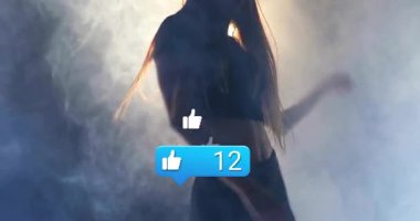 Sosyal medya yaratıcısı kollarını açarak dans etmeye başlıyor, animasyon yapmak 86 'ya yükseliyor. Drama, hareket, cazibe, canlı, performans, dijital, eğlence