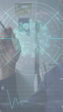 Beyaz tahtada yazan yüz maskesi takan adama karşı tıbbi veri işleme ile dijital arayüz. Tıbbi araştırma teknolojisi ve covid-19 salgın konsepti