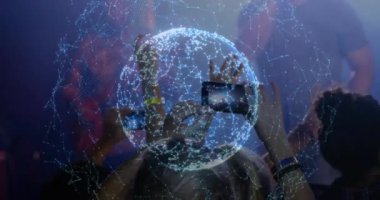 Akıllı telefon yetiştiren adam canlı müzik kaydediyor, açıyı ayarlıyor ve dönen dijital dünyayı yakalıyor. Dijital, etkileşimli, sürükleyici, teknoloji, eğlence, gelecekçi, sosyal