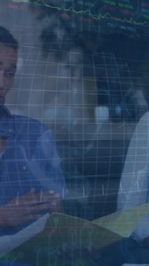 Muhtelif meslektaş analiz raporları üzerinde grafik ve ticaret kurulunun animasyonu. Dijital bileşik, iş dünyası, rapor, tablo, finans, ilerleme, takım çalışması, teknoloji, mutlu, dizüstü bilgisayar, planlama.