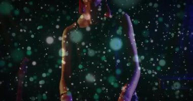 Kamerayı geri çekerek müzisyenlerin anahtar çaldığını ve objektifte süzülen parçacıklarla şarkı söylediğini gösteriyor. Canlı, duygusal, sanatsal, performans, atmosferik, dinamik, anlamlı