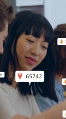 Sosyal medya simgeleri ve sosyal medya simgelerinin sosyal medya simgeleri ve sosyal medya yarışı sosyal medya yarışı üzerinden canlandırılması. Küresel bağlantılar ve dijital arayüz konsepti dijital olarak oluşturulmuş video.