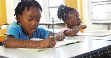 İki öğrenci, eğitim masasında sürüklenen matematik sembolleriyle şebeke örtüsü oluşturan notlar yazıyorlar. Öğrenme, işbirliği, eğitim, okur yazarlık, akademik, konsantrasyon, ilham