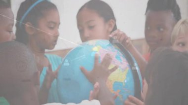 Sınıfta dünyayı döndüren ve ağ çökerken coğrafya öğrenen öğrenciler. Eğitim, takım çalışması, işbirlikçi, çeşitlilik, keşif, etkileşimli, görselleştirme