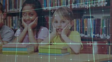 İlk olarak gülümseyen öğrencileri yakalayın kütüphane kataloğu için kitapları tarayın ve üçüncü öğrenciyi ortaya çıkarın. Çocuklar, eğitim, dijital, teknoloji, öğrenme, işbirliği, sınıf